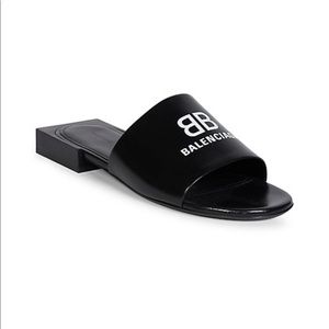 Balenciaga
Box Square Heel Leather Sandals